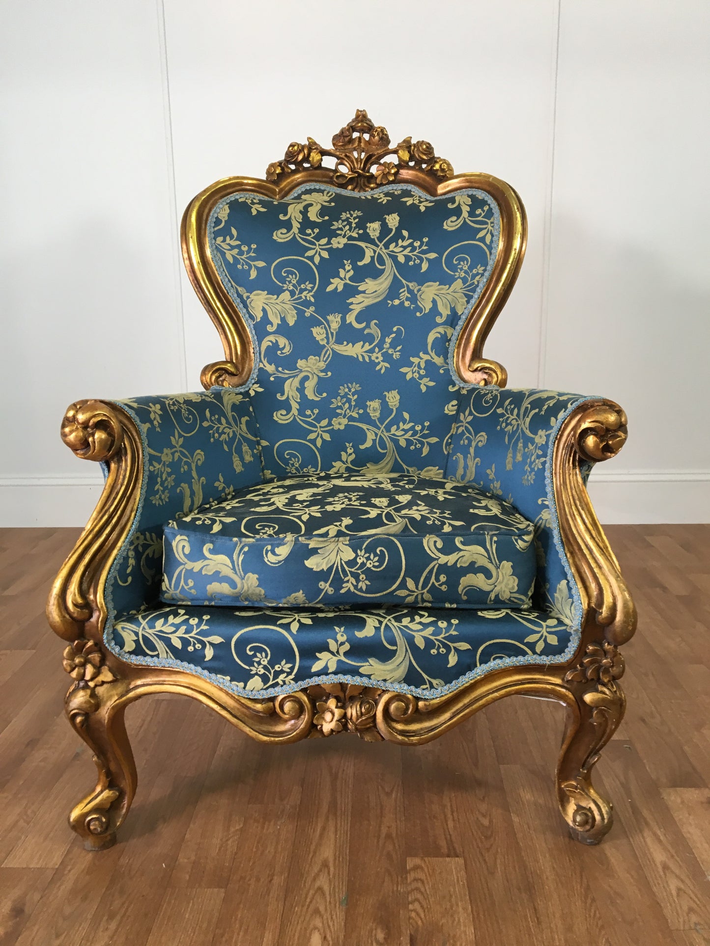 ORNATE VICTORIAN BLUE AND GOLD WINGBACK CHAIR